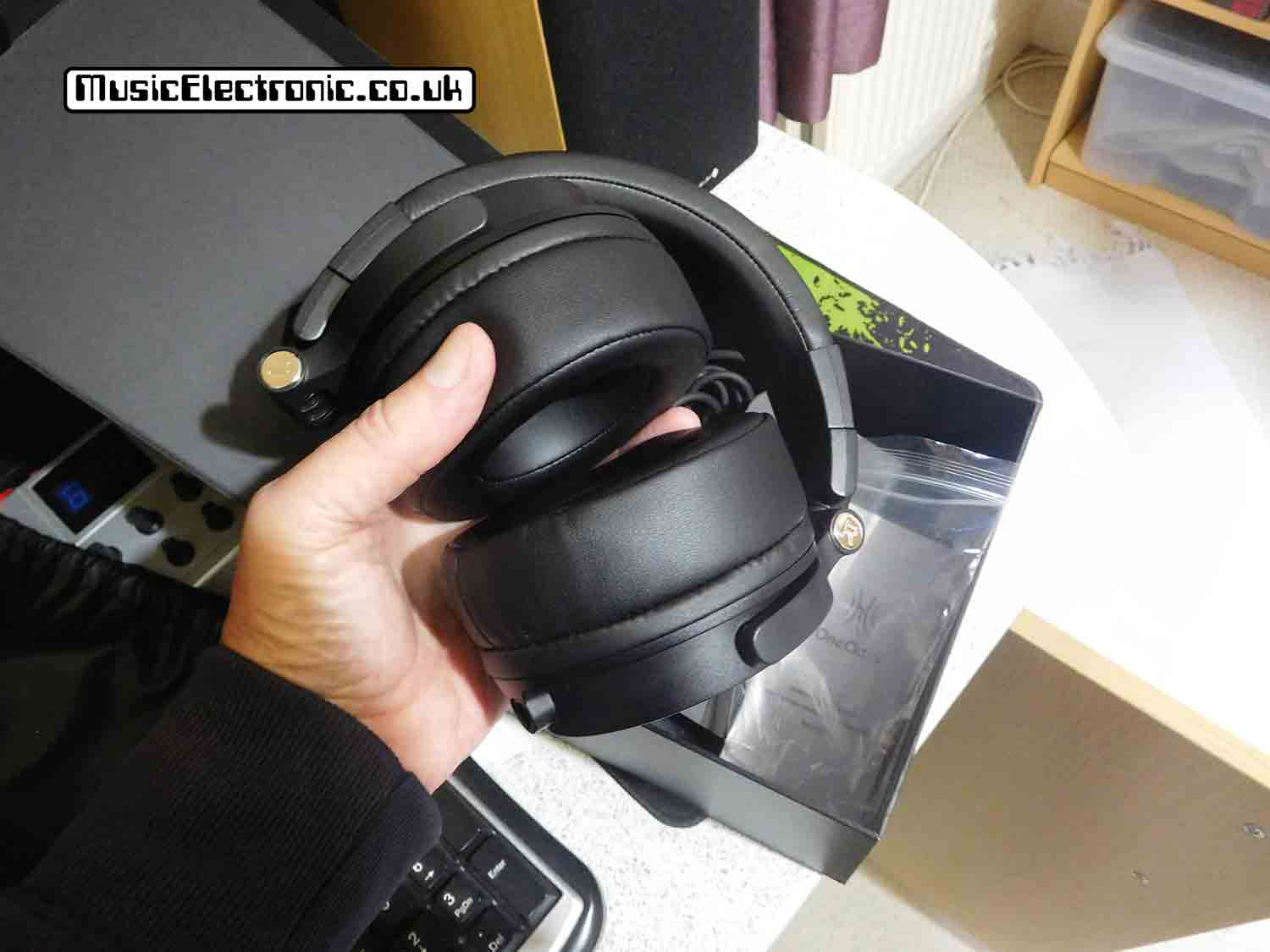 OneOdio Monitor 60 headphones